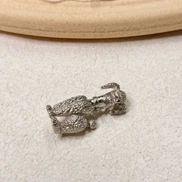 铜合金胸针 【六六中古】孤品银色贵宾犬胸针th7069