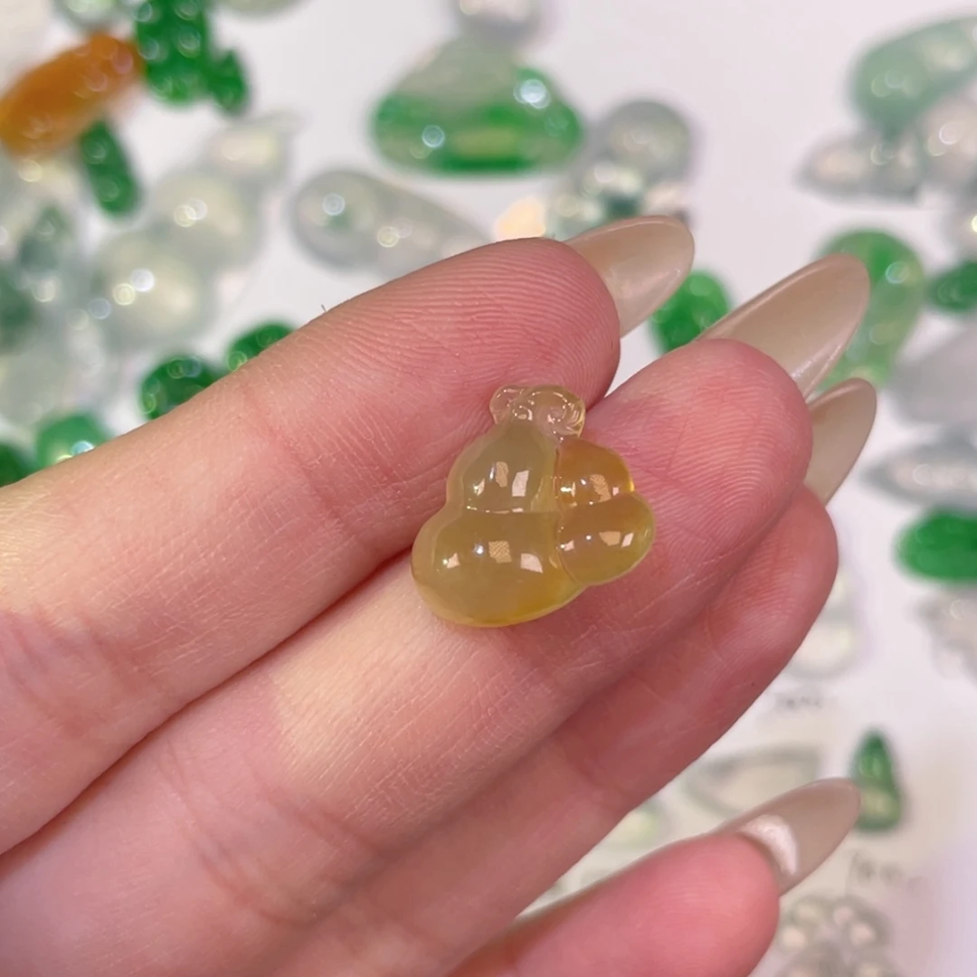 翡翠未镶嵌颈饰裸石