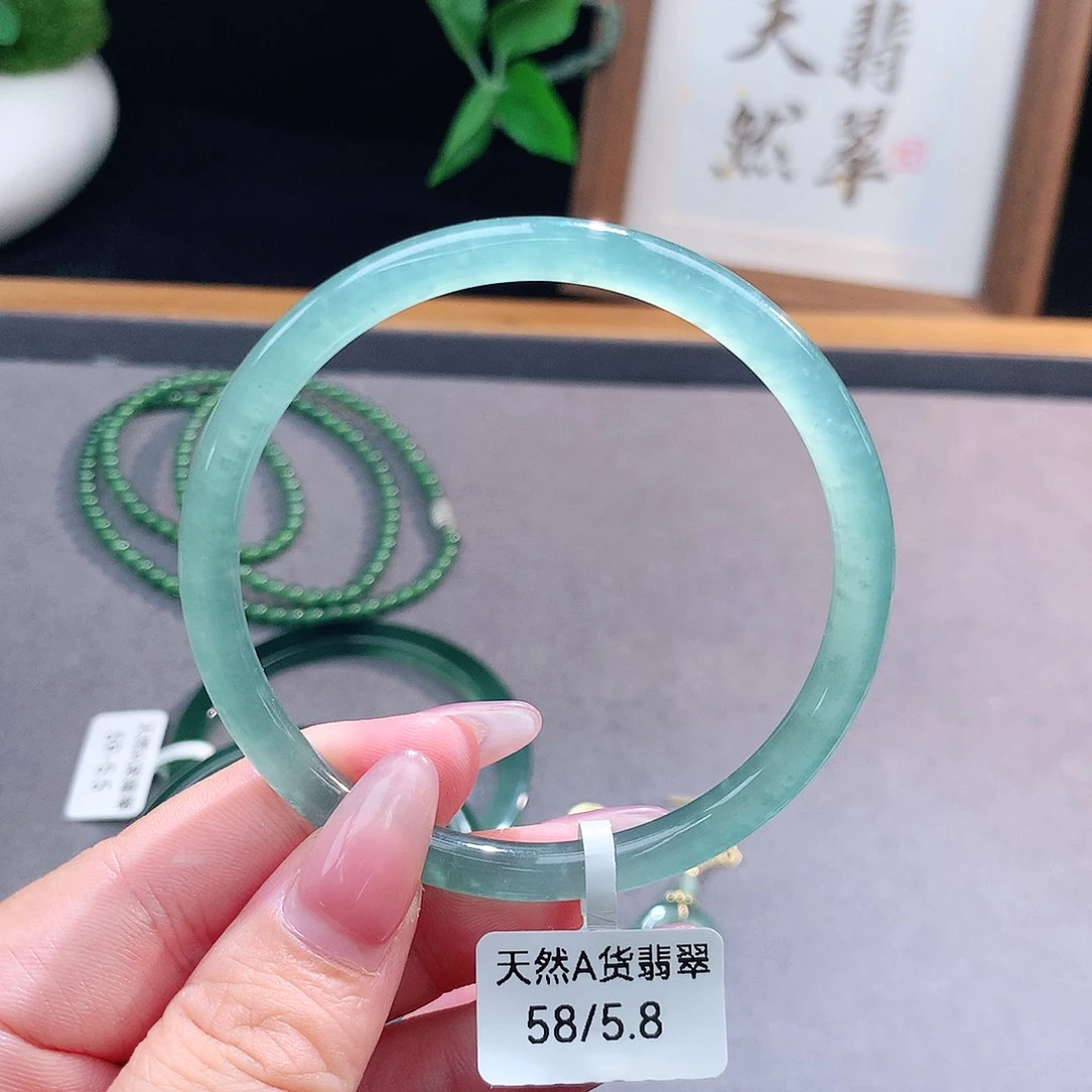 未镶嵌手镯（圆镯）翡翠