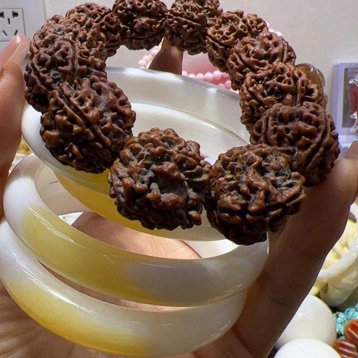 非金属无精品带黄手镯布礼盒