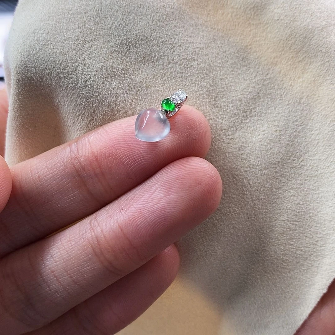 颈饰18K金镶嵌翡翠玻璃种桃子滴流