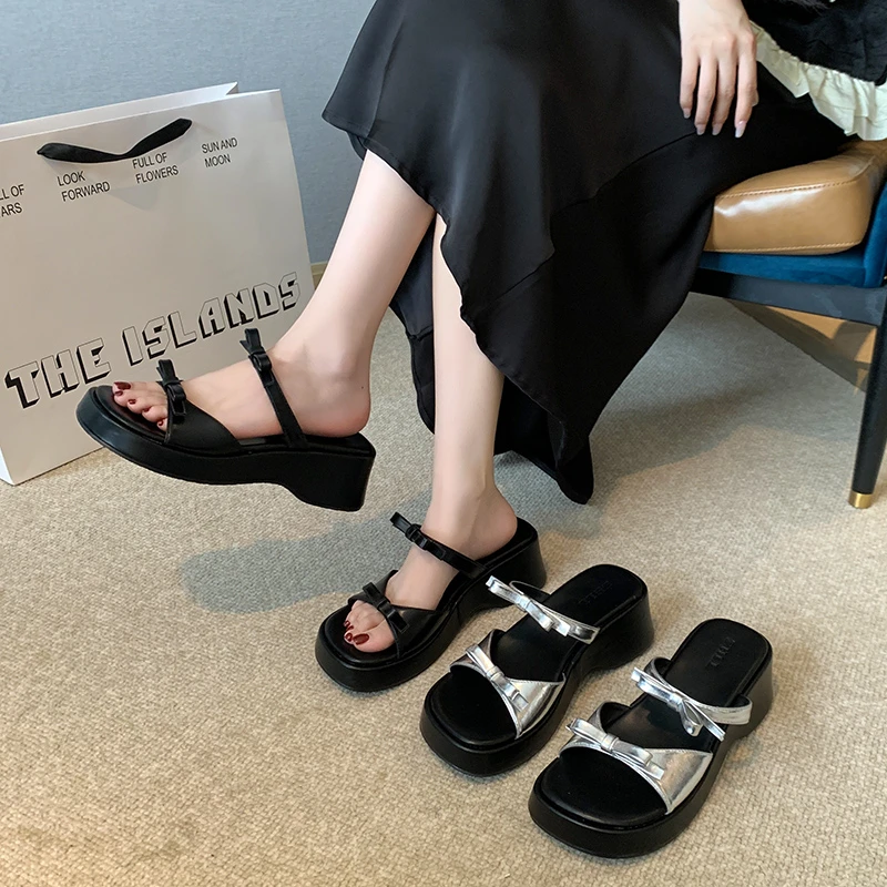 加宽胖脚大码女鞋41—43露趾厚底凉拖新款夏季蝴蝶结时装一字凉鞋