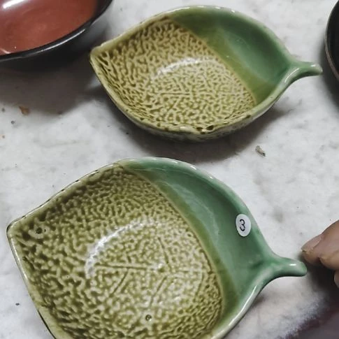 瓷片各种摆件，瓷片，沙锅，都有微瑕疵！