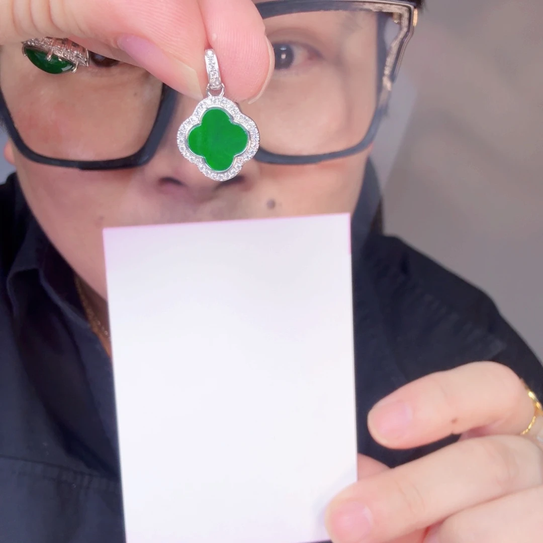 翡翠未镶嵌颈饰一件