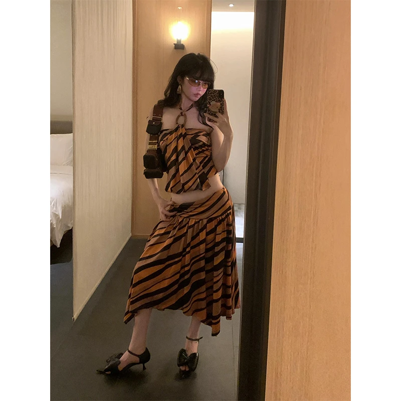 美式不规则斜条纹豹纹印花抹胸木圈吊带+低腰中长半身伞裙两件套