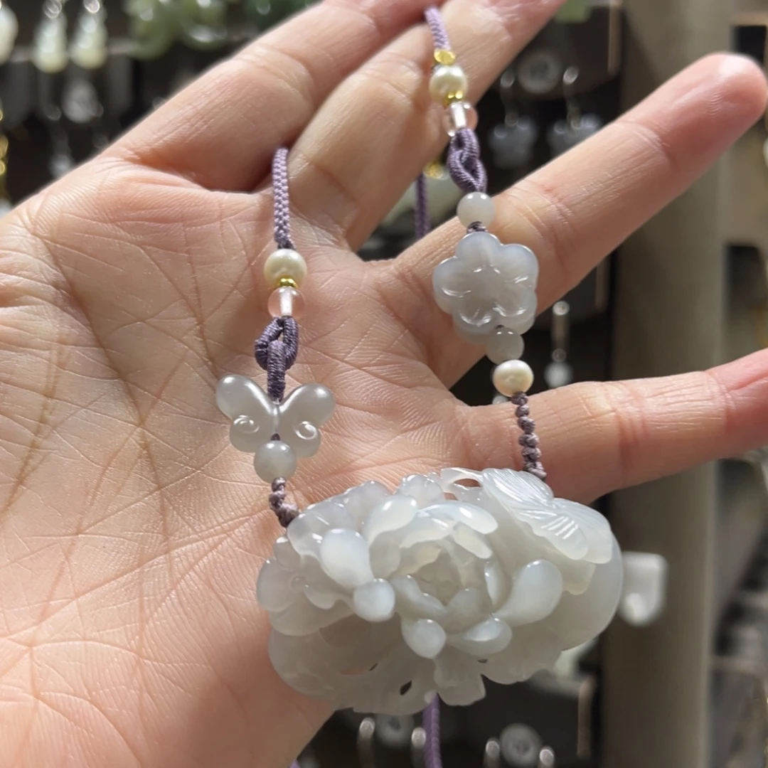 小***子和田玉未镶嵌颈饰