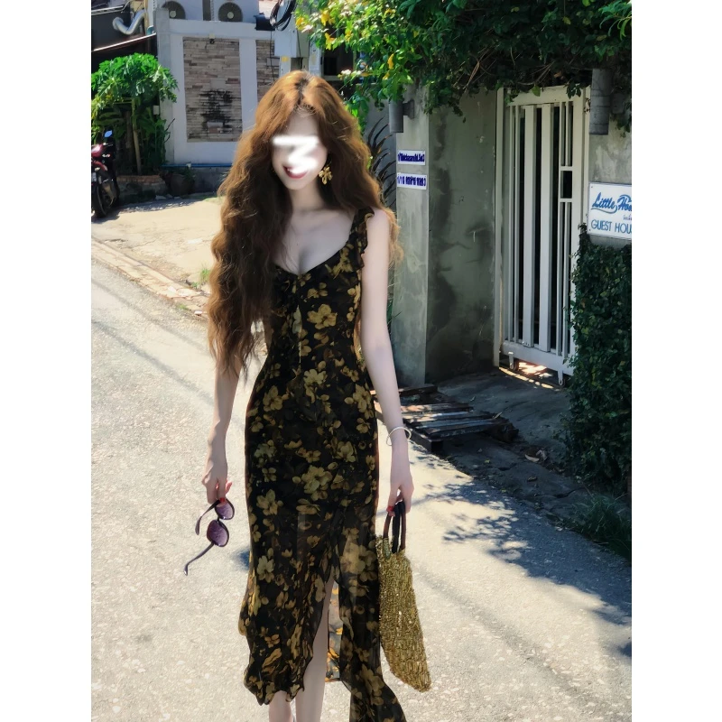 法式复古气质碎花荷叶边设计感吊带连衣裙女夏季时髦感不规则裙子