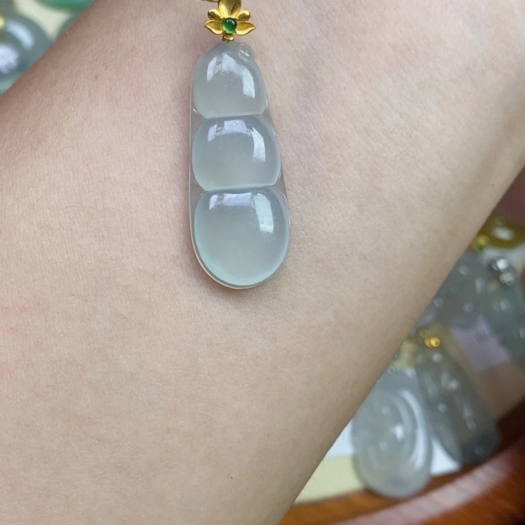 颈饰18K金镶嵌翡翠福豆