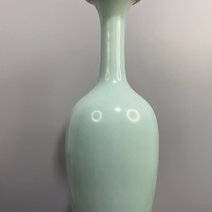 龙泉窑长颈瓶造型美观