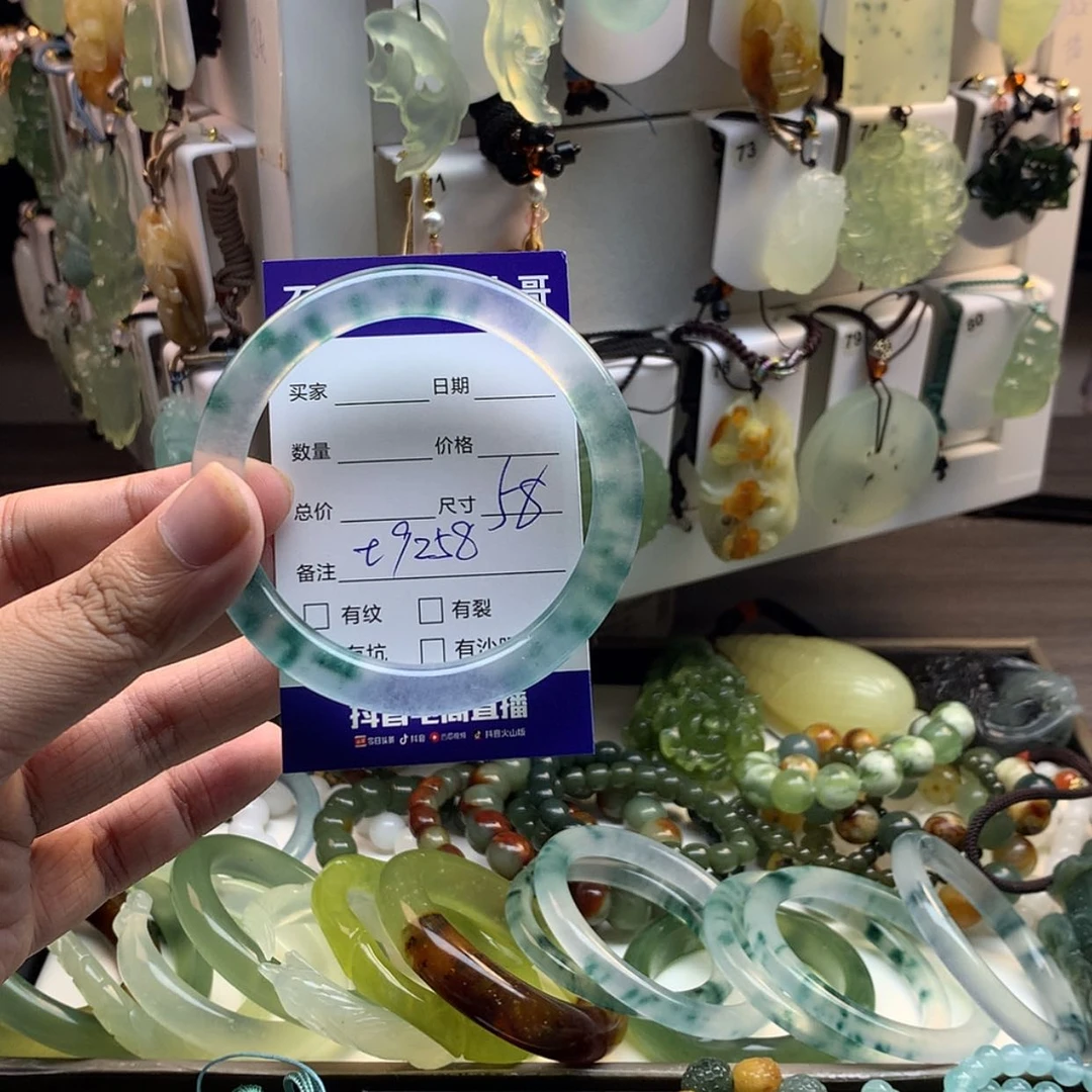 【闪购商品】石英质玉手镯未镶嵌夢
