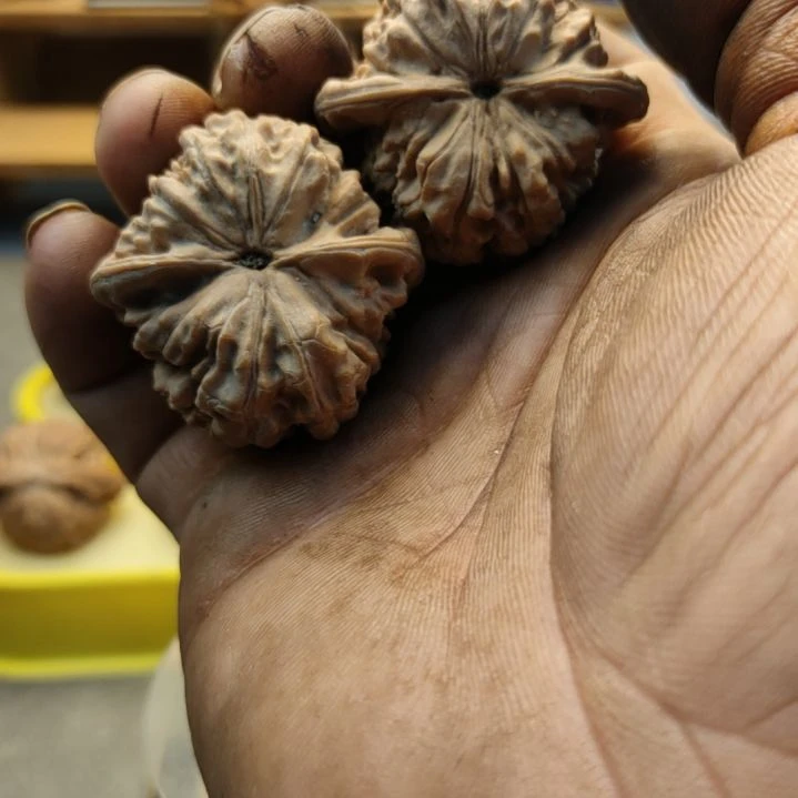*****木质类42尺寸麒麟纹官帽核桃