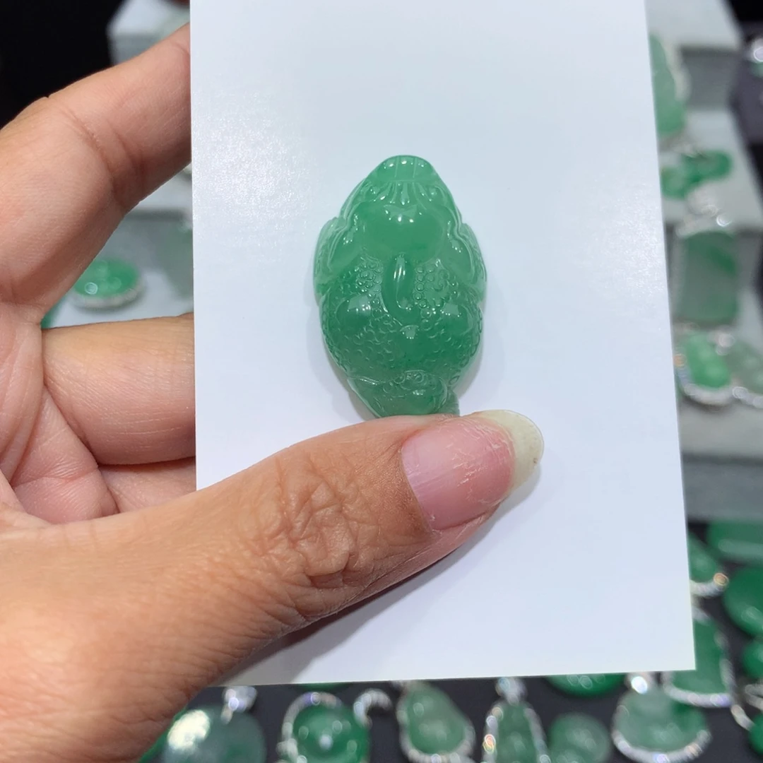 颈饰未镶嵌石英质玉（非洲翠）