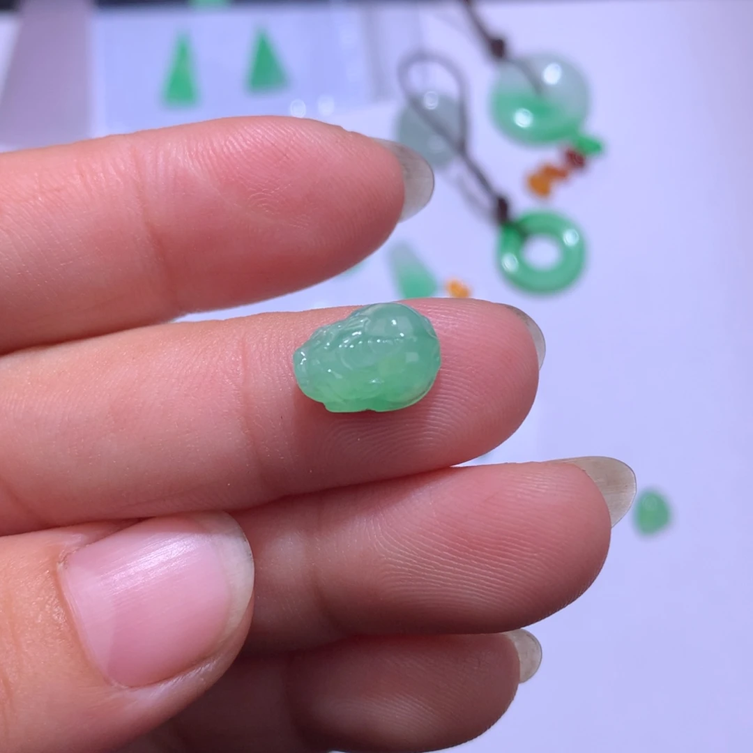 翡翠未镶嵌颈饰貔貅