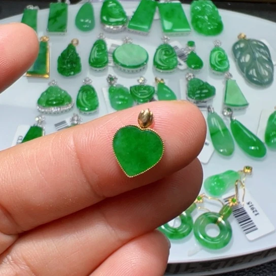 颈饰18K金镶嵌翡翠