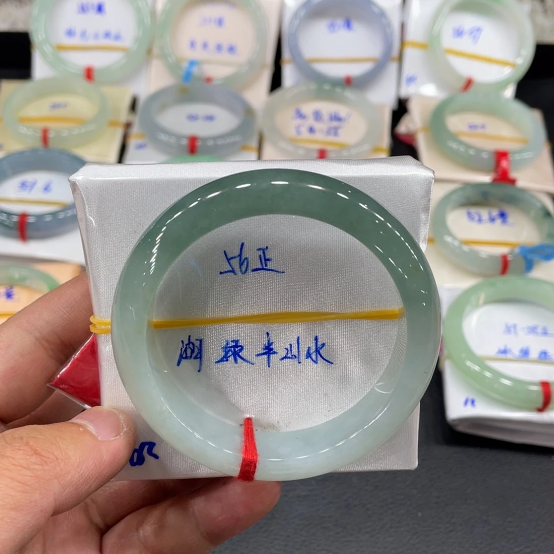 翡翠手镯未镶嵌天然翡翠