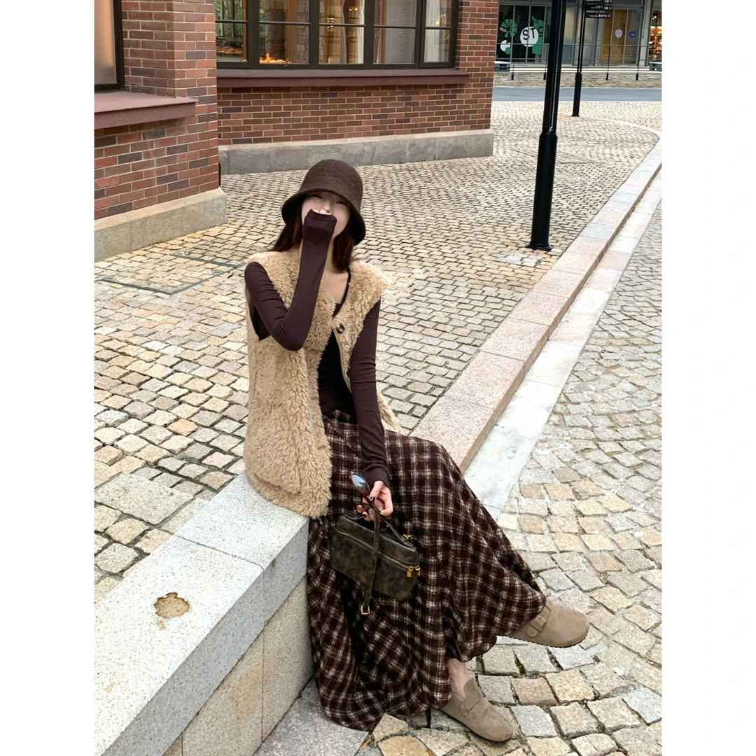 H1076 适配秋色的三件套装~马甲外套~长袖打底衣~格子半身裙