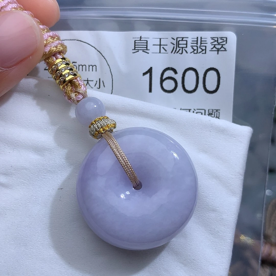翡翠未镶嵌颈饰1600。