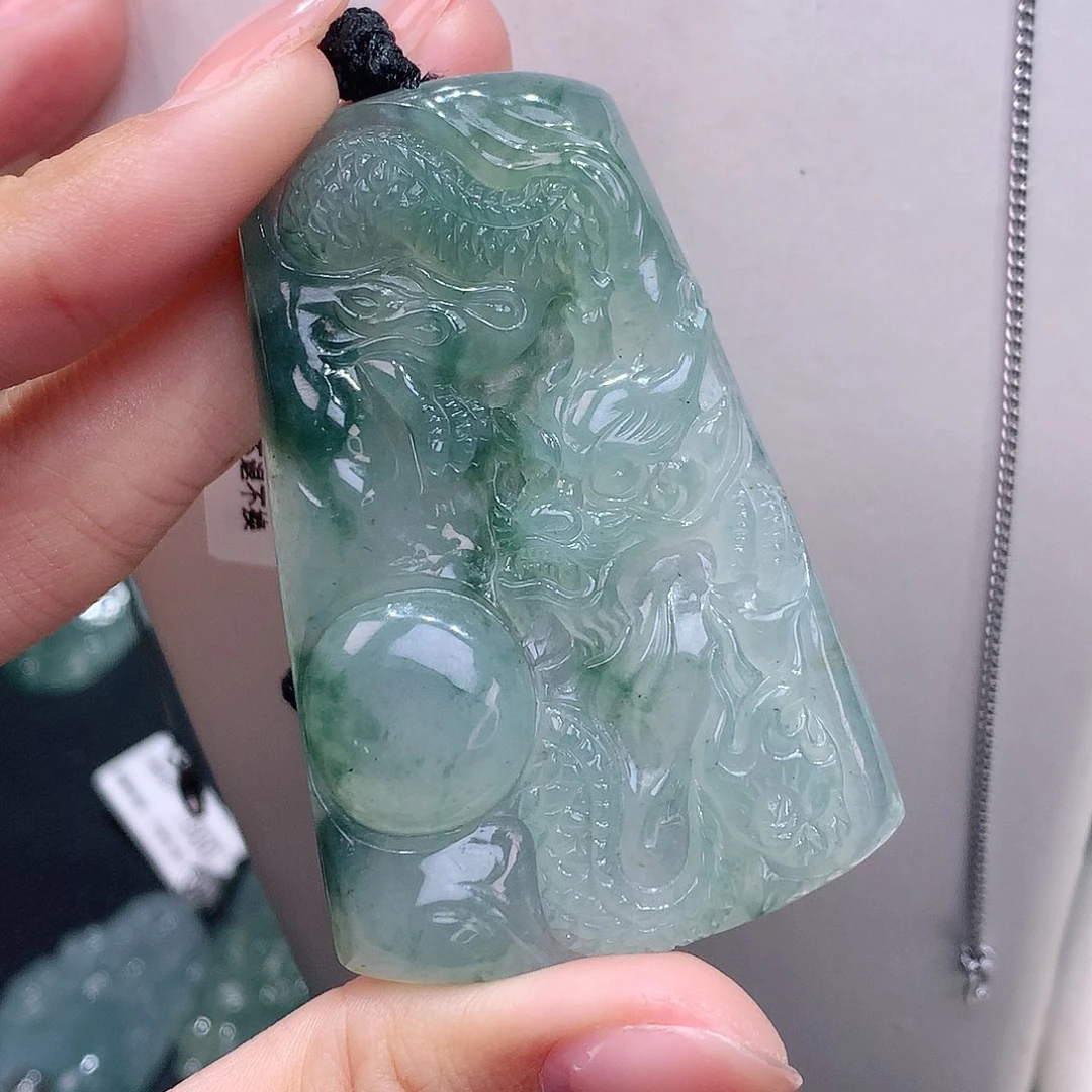 颈饰18K金镶嵌翡翠飘花大龙牌