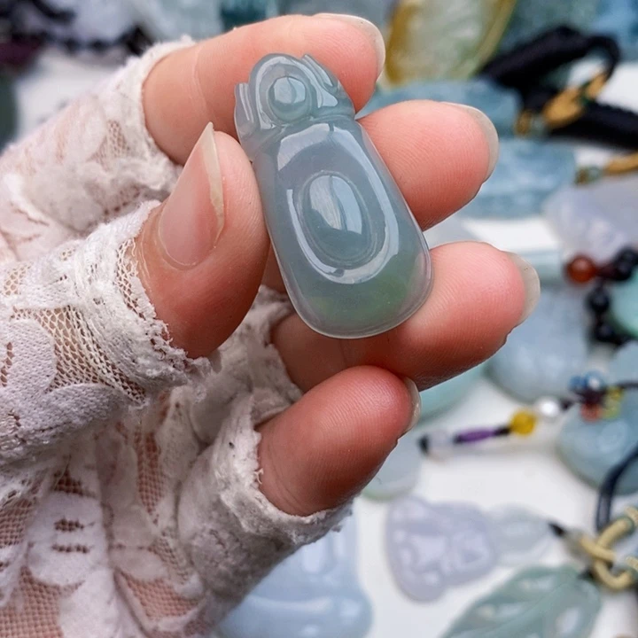 翡翠未镶嵌颈饰福贝