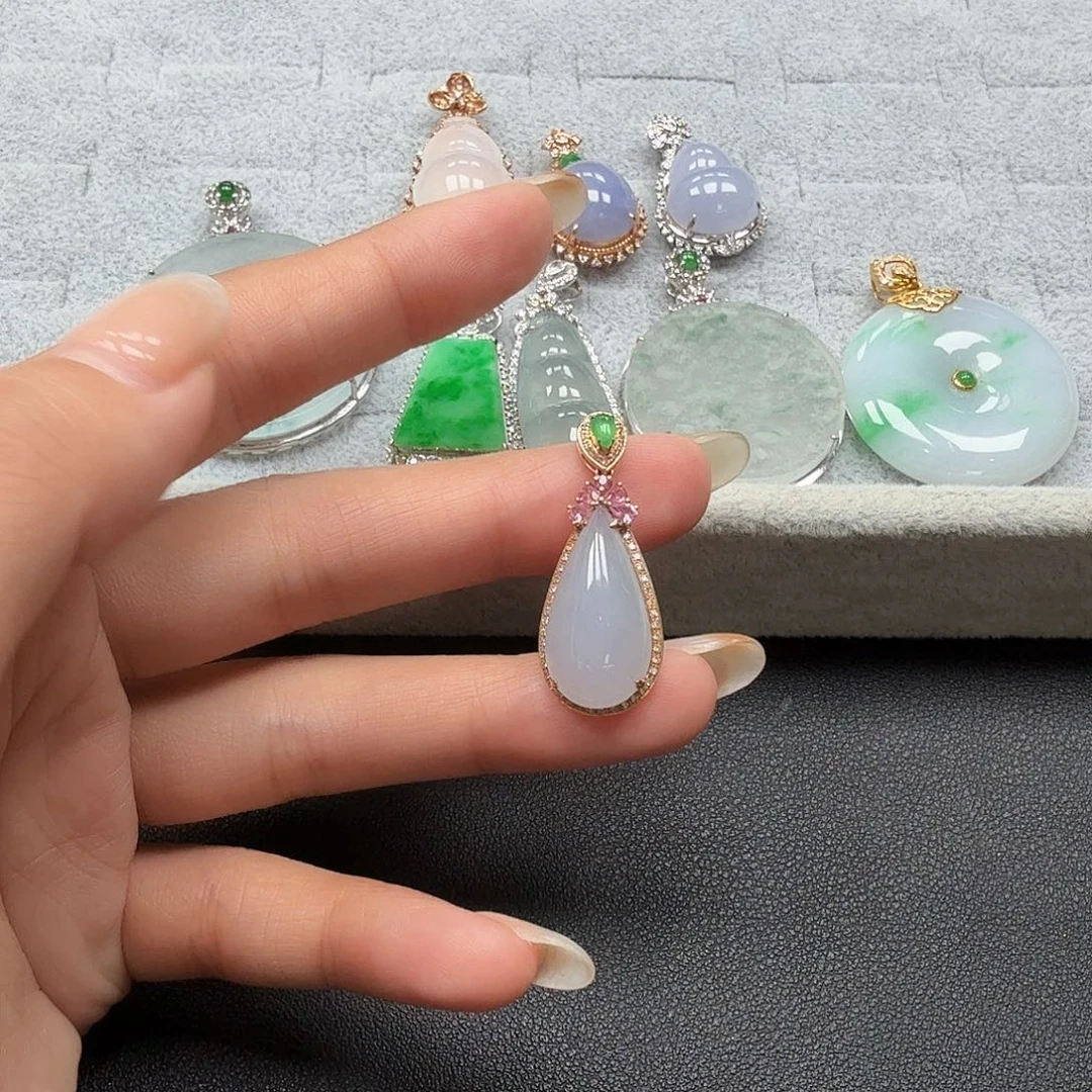 翡翠18K金镶嵌颈饰