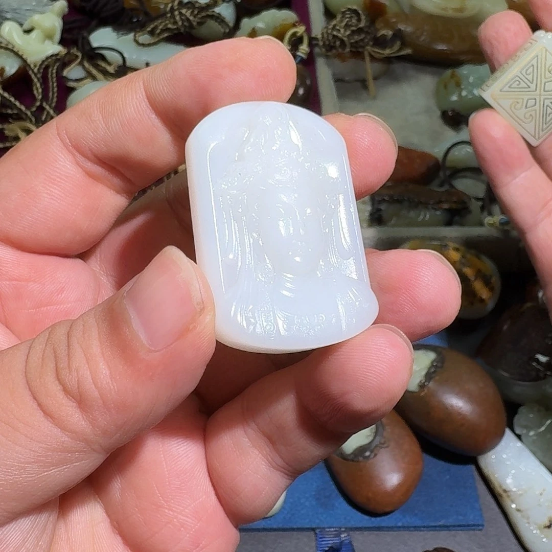 和田玉未镶嵌颈饰哪**渣