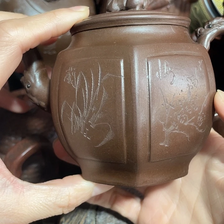 茶壶紫砂原矿泥料，手工制作的一把紫砂壶。