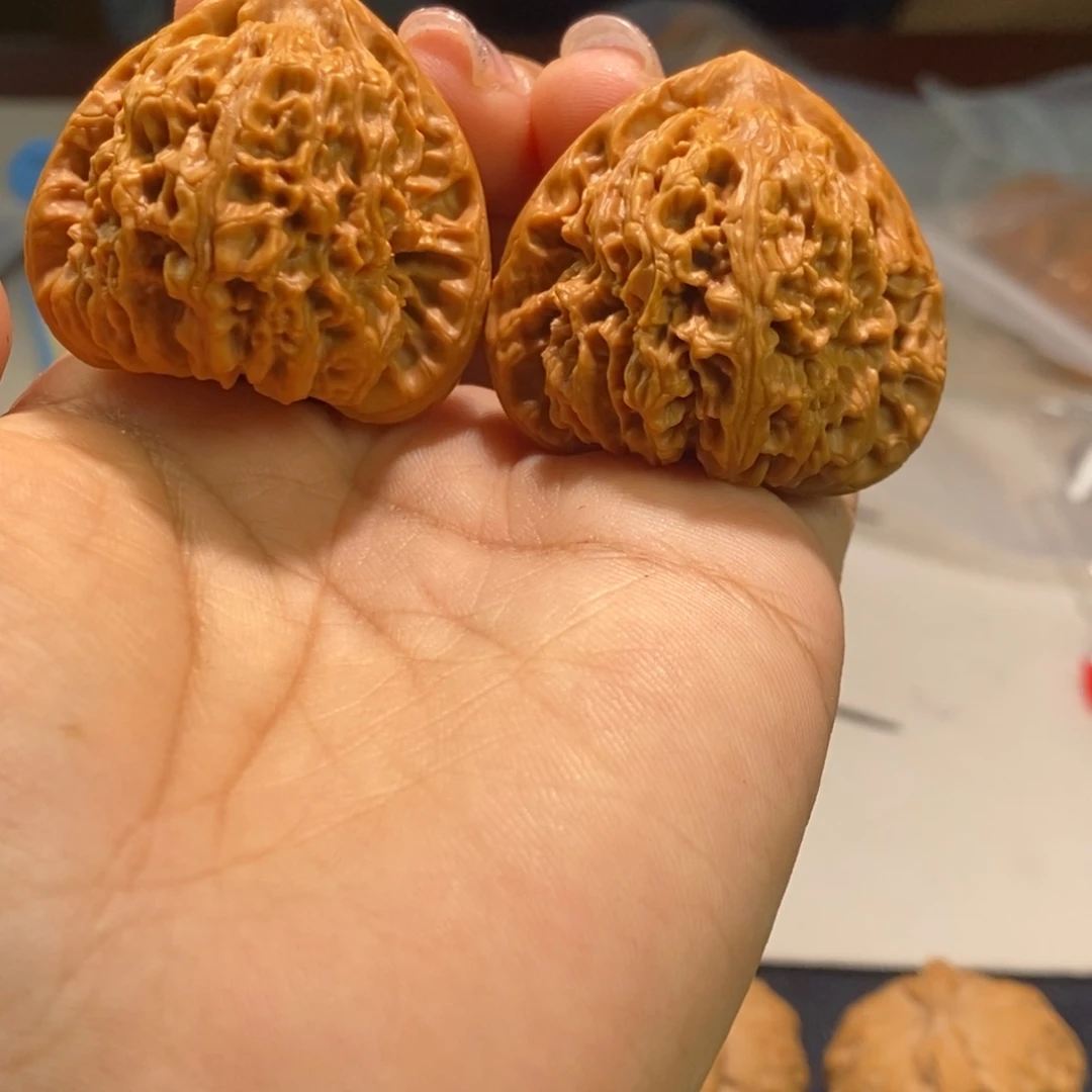 文玩核桃把件055，40左右三角疆