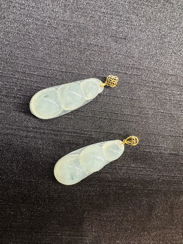 镶嵌天然缅甸A货翡翠福豆女士挂饰