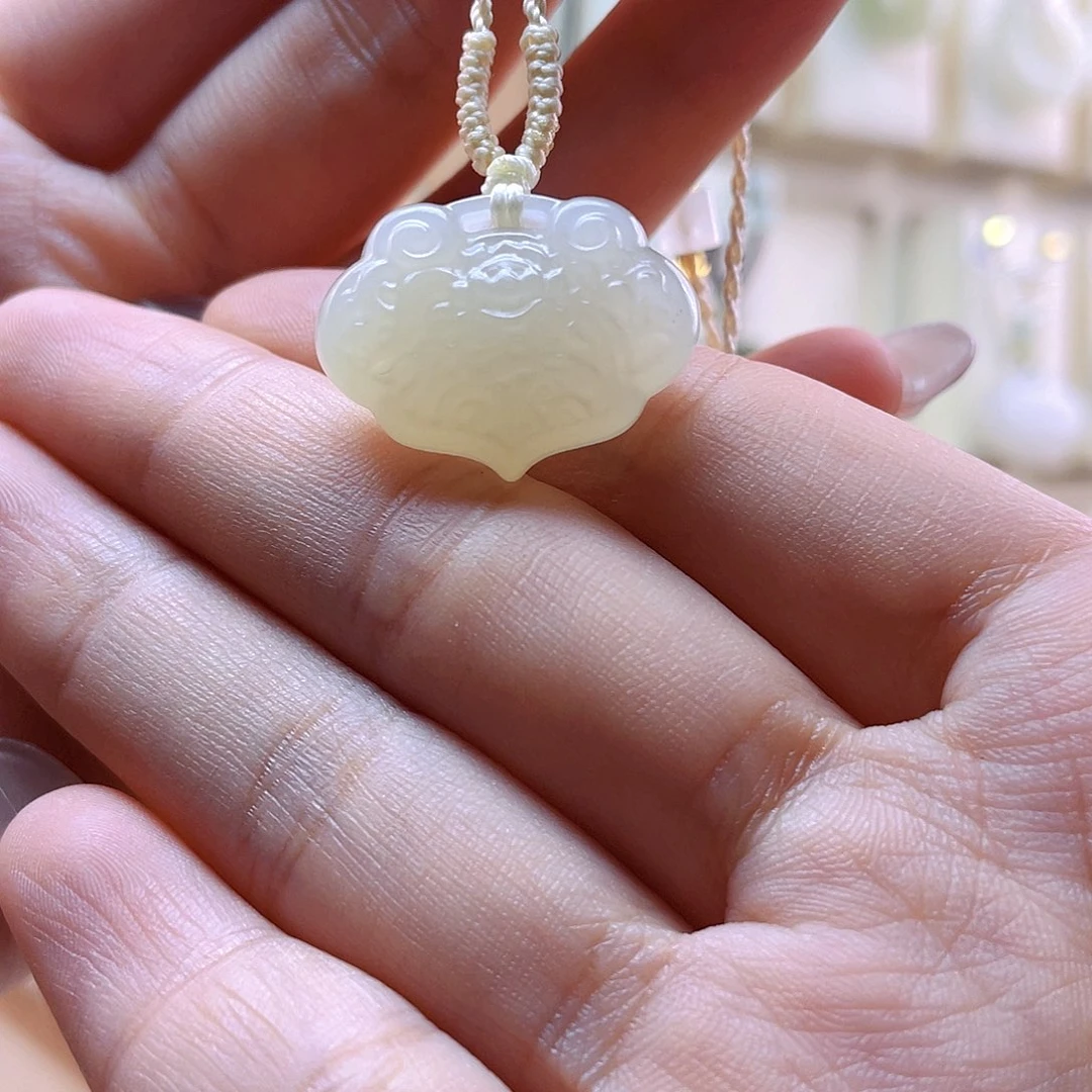 和田玉吊坠(赠链)未镶嵌青****）