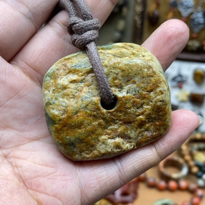 未镶嵌岫岩河磨玉（透闪石质玉）挂件