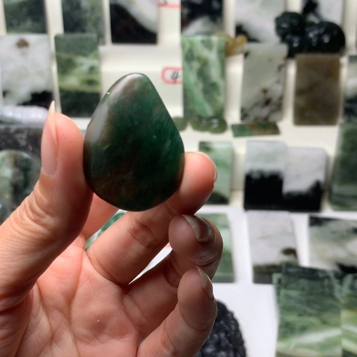 L***n独山玉未镶嵌颈饰