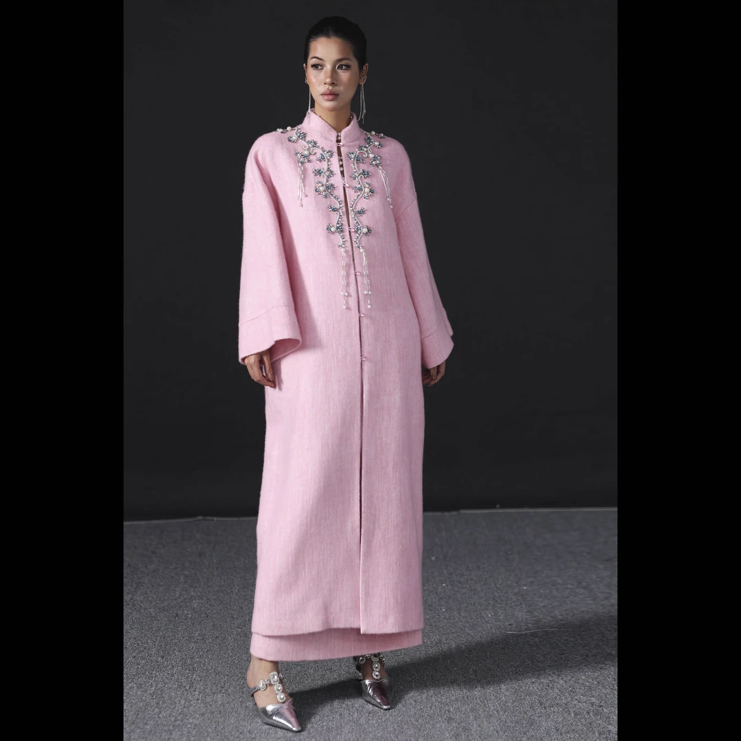 《粉绣清韵：中式长外套的温婉之美》