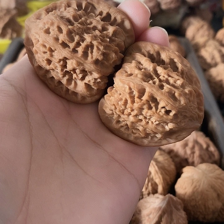 黑***哥文玩核桃吊坠老树南疆狮子头