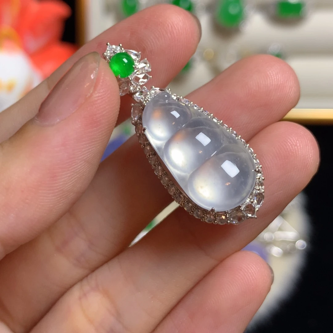 颈饰18K金镶嵌翡翠