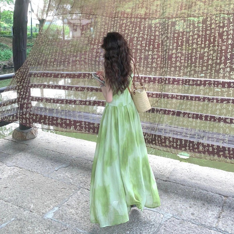 法式复古印花v领挂脖吊带连衣裙女收腰显瘦小个子度假风无袖长裙