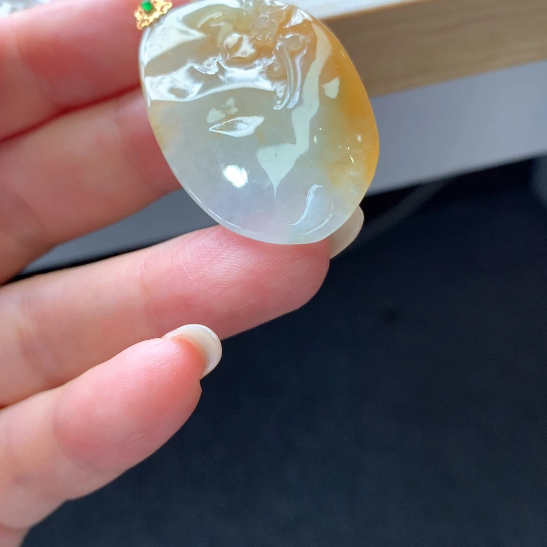 翡翠18K金镶嵌颈饰吊坠