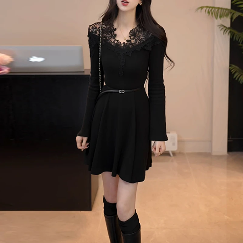 2025秋季蕾丝装饰 V 领连衣裙收腰大摆裙复古法式优雅小个子短裙