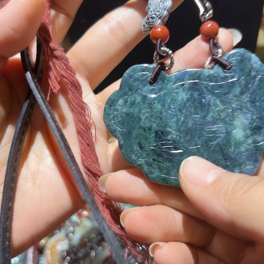 翡翠未镶嵌颈饰你