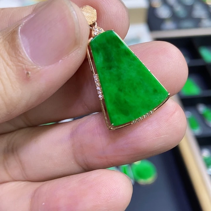 翡翠18K金镶嵌颈饰