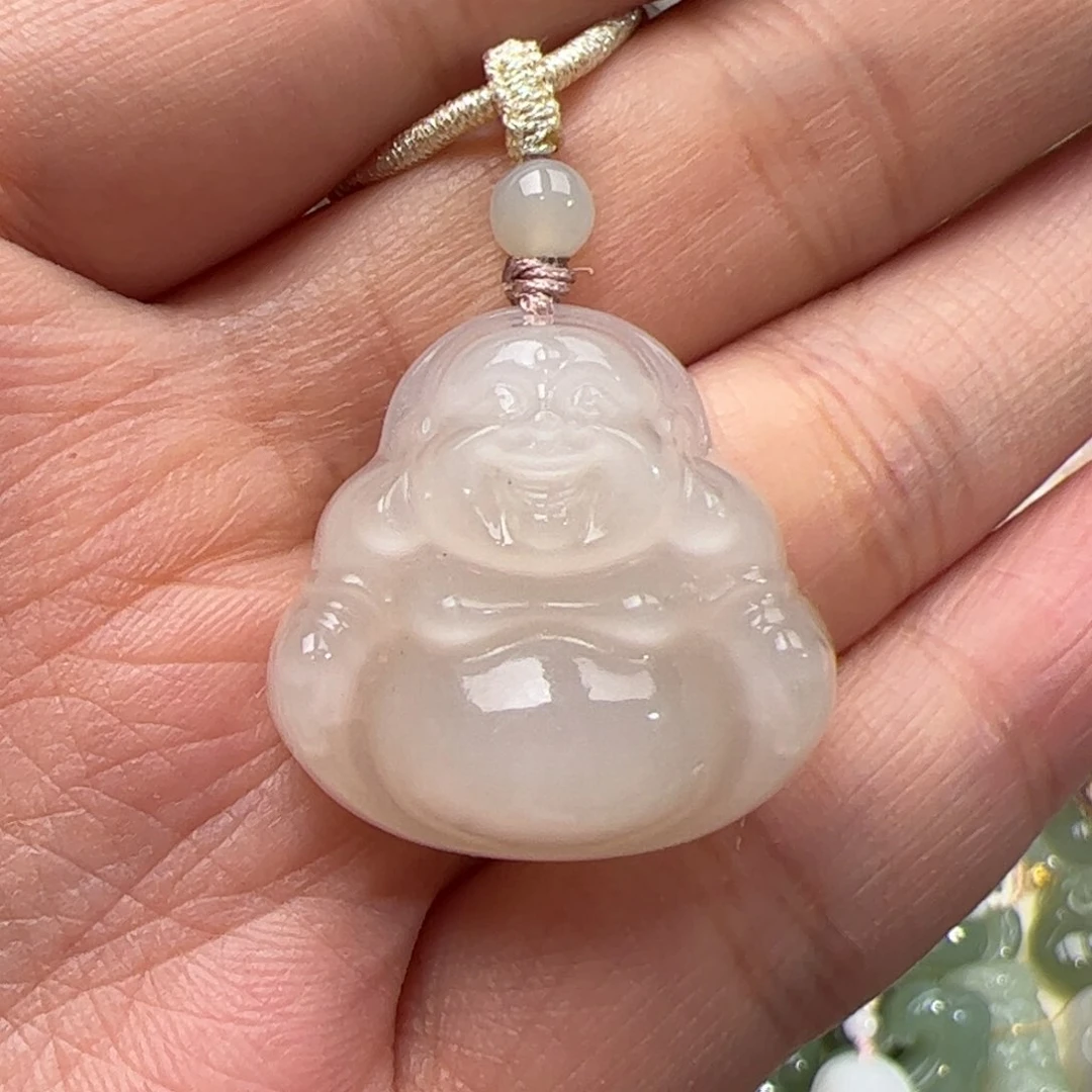 和田玉颈饰未镶嵌明****?