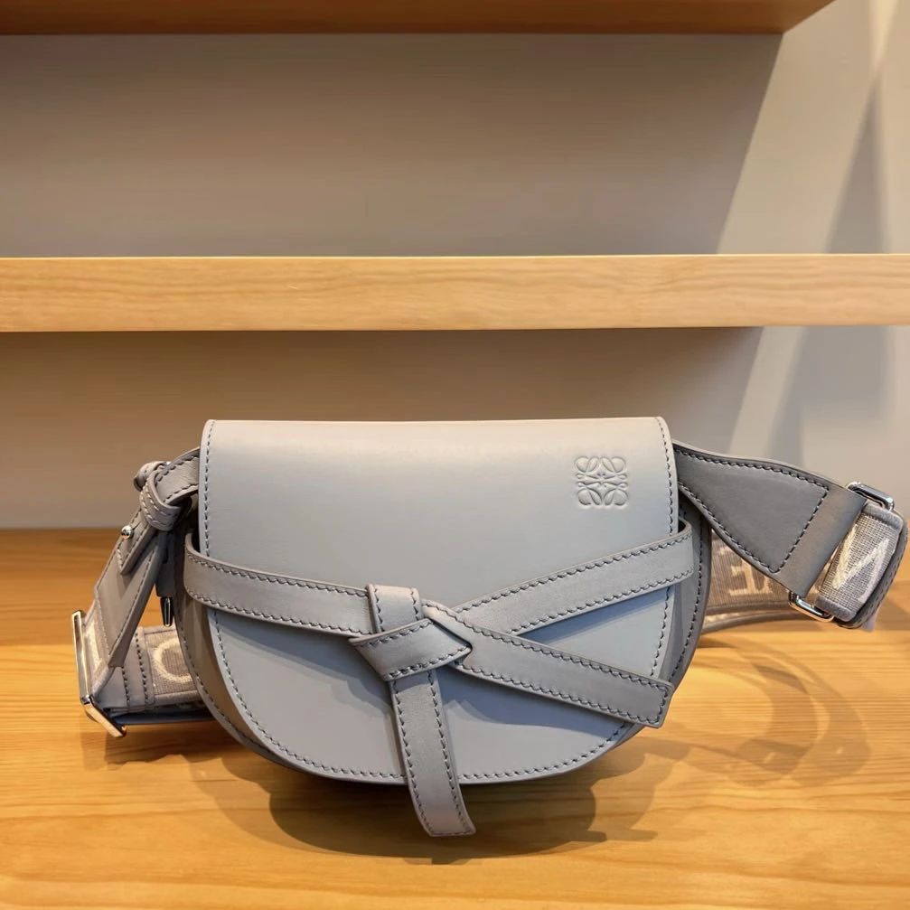 95新 LOEWE/罗意威 雾霾蓝mini gate斜挎包/2180