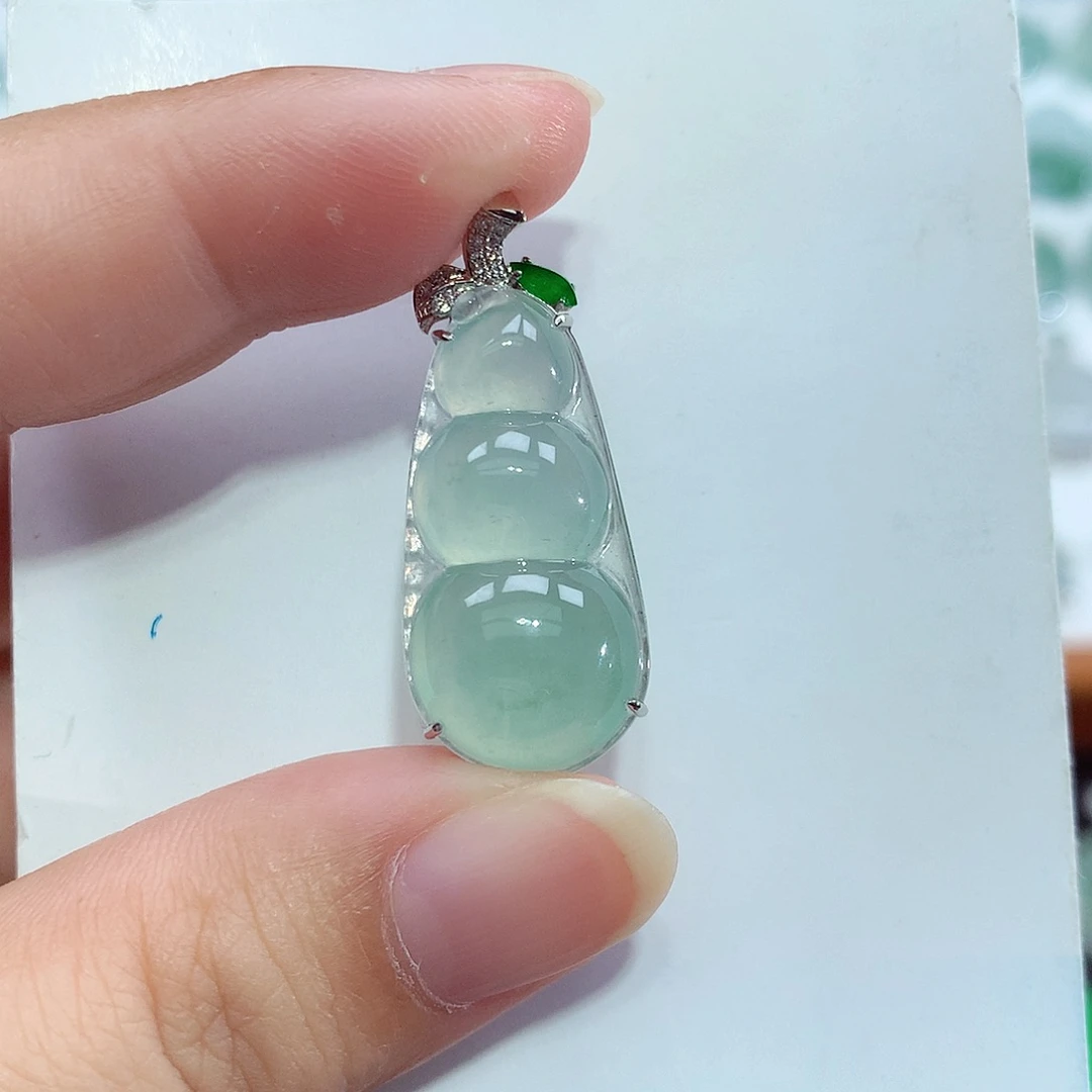 翡翠18K金镶嵌颈饰豆