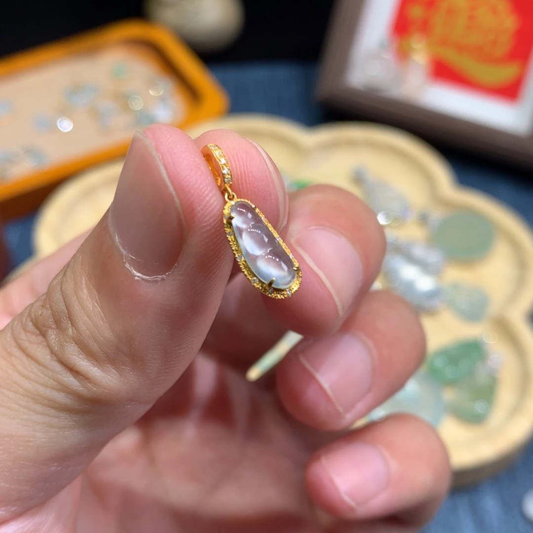 翡翠18K金镶嵌颈饰豆子