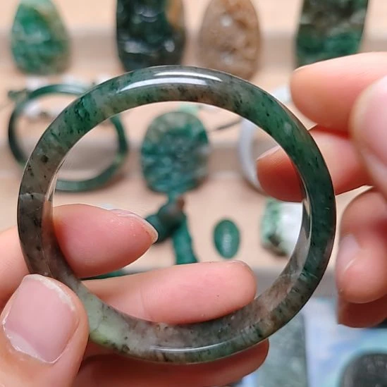 未镶嵌独山玉手镯