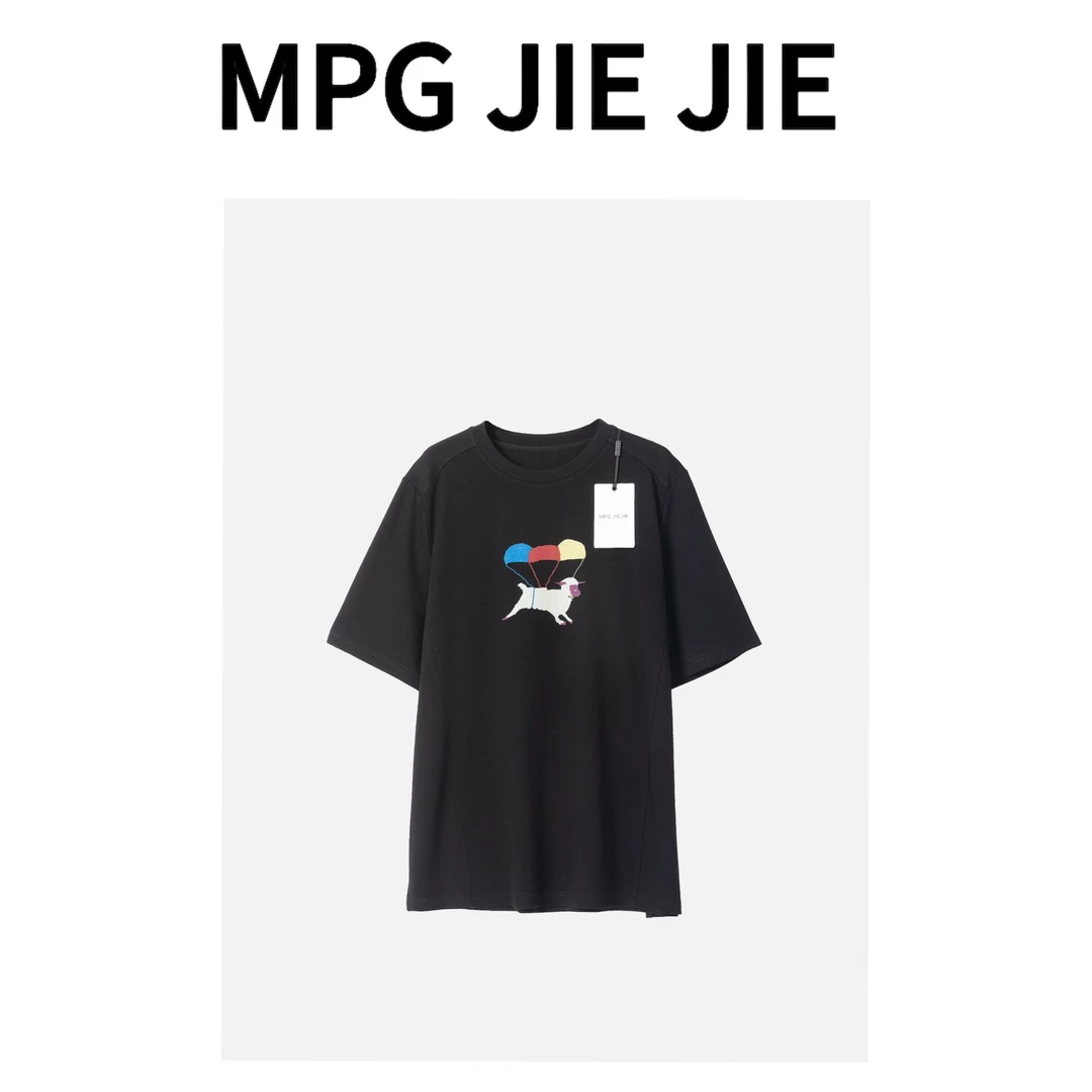 MPG JIEJIE【旅行小羊】25春夏休闲黑色小羊降落伞印花圆领T恤