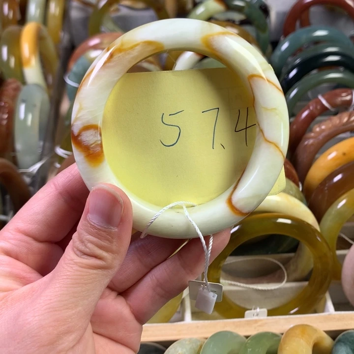 岫玉手镯未镶嵌有瑕