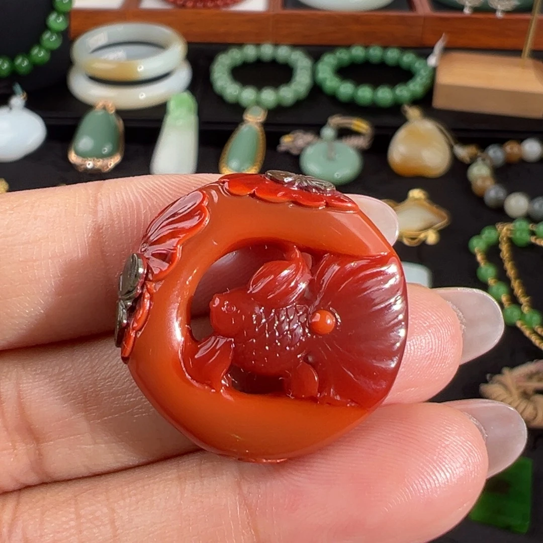 南红玛瑙未镶嵌颈饰铁皮包浆俏色巧雕鱼牌吊坠