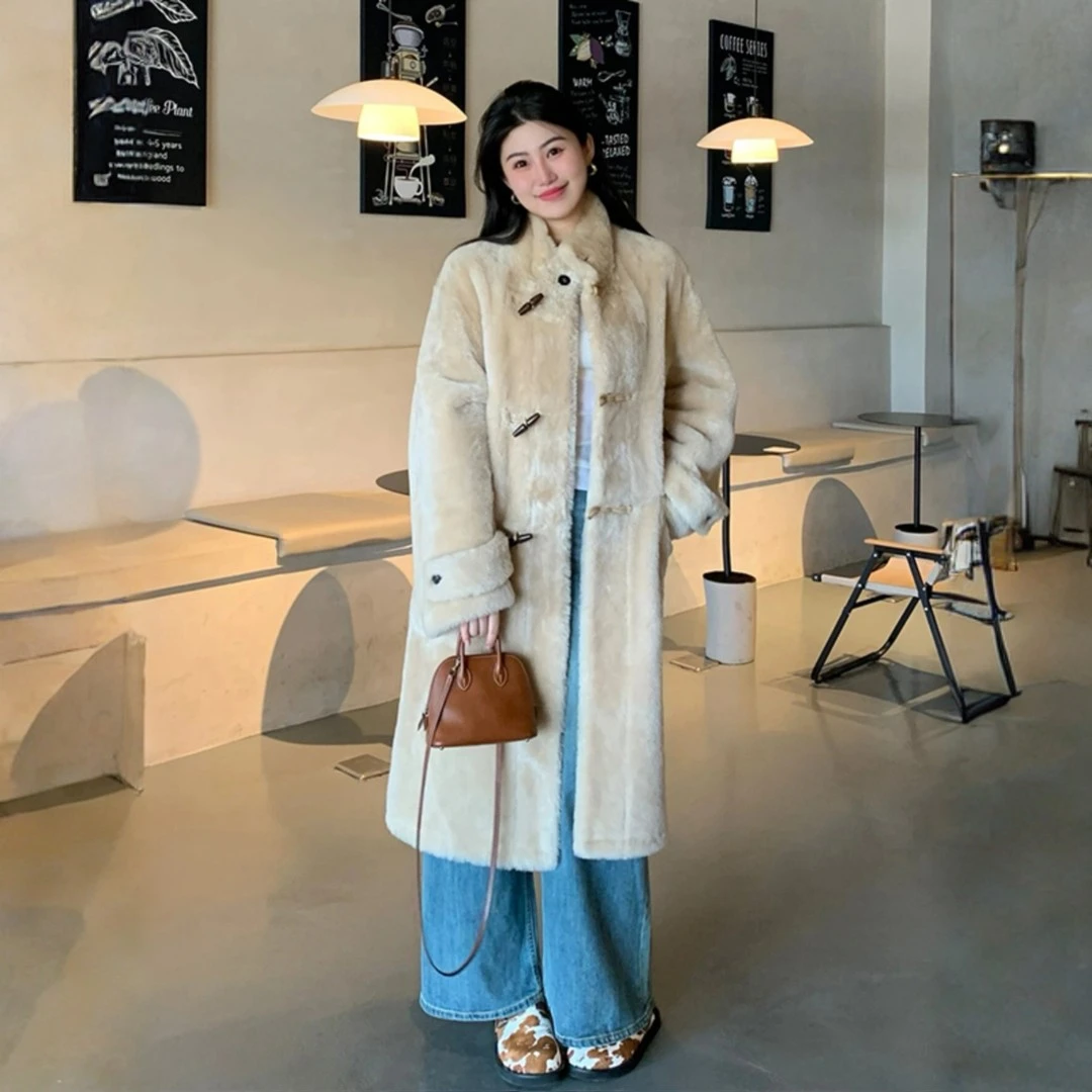设计感牛角扣外套女2025冬装时尚复古高端毛毛一体加厚中长款大衣