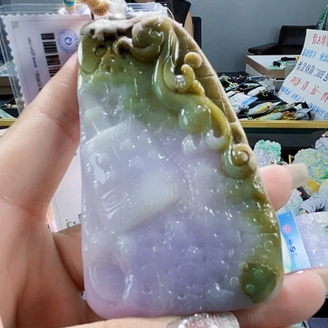 翡翠未镶嵌颈饰一个