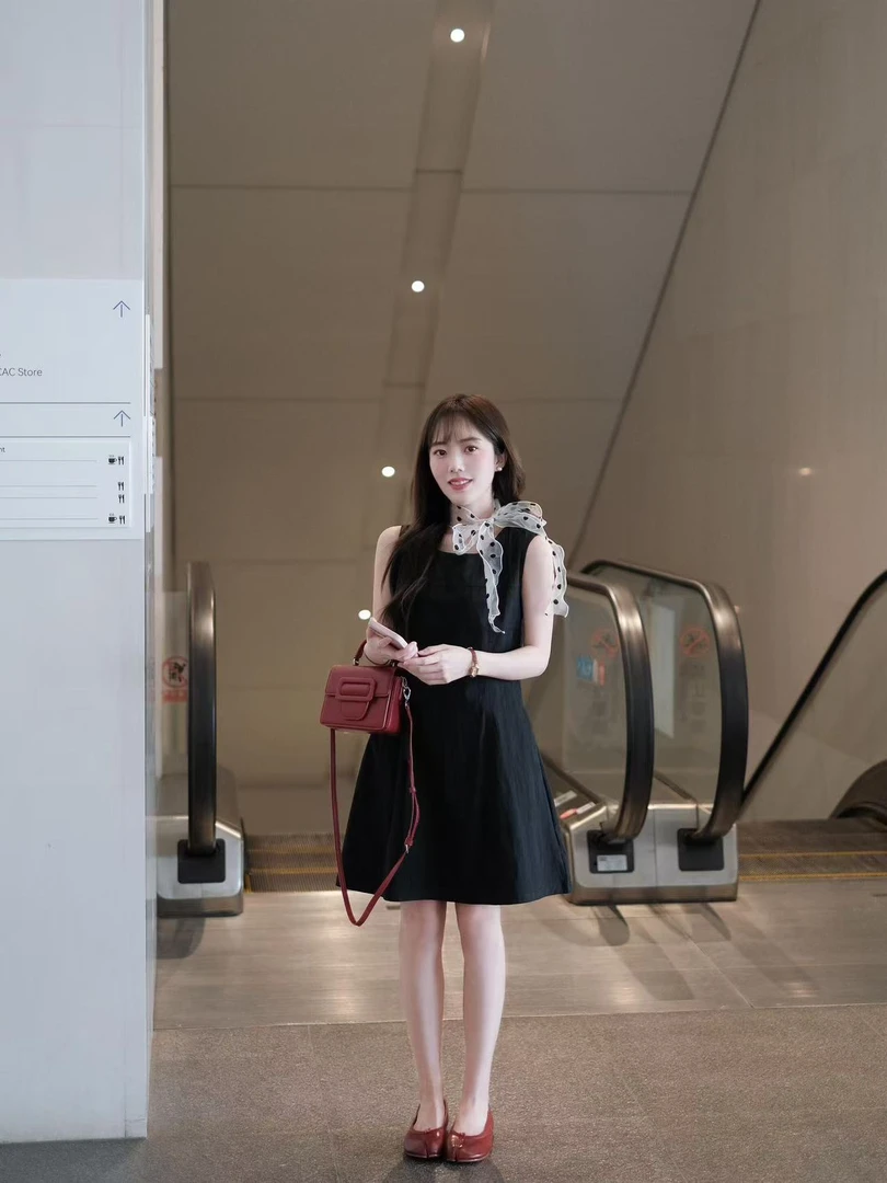 2025春夏新款高级感收腰圆领连衣裙法式气质无袖修身小个子短裙